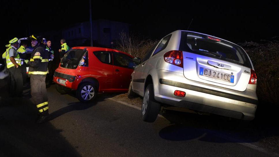 Spaventata dal gatto sbanda e centra un’altra vettura