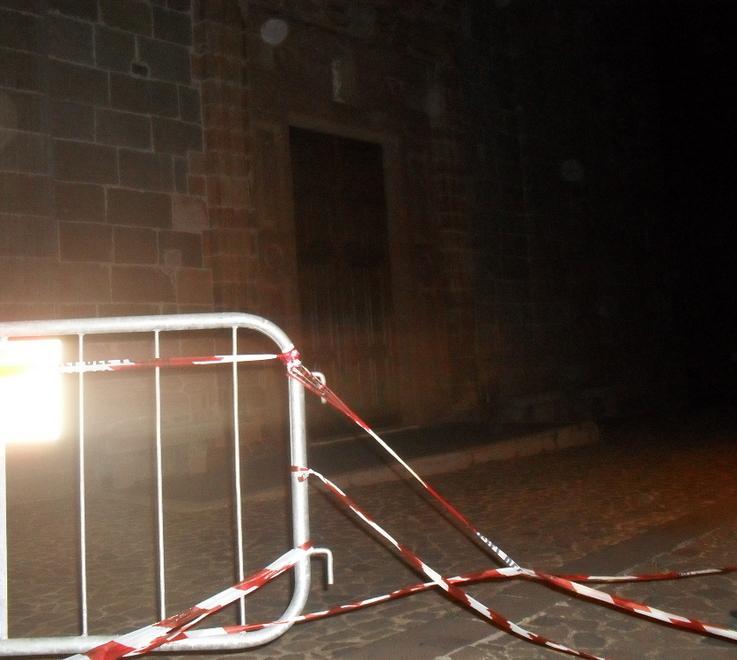 La facciata della chiesa si sgretola, strada chiusa 