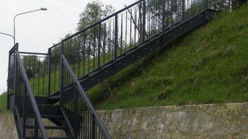 Goro, il rione voleva le scale per l’argine E ora sono installate