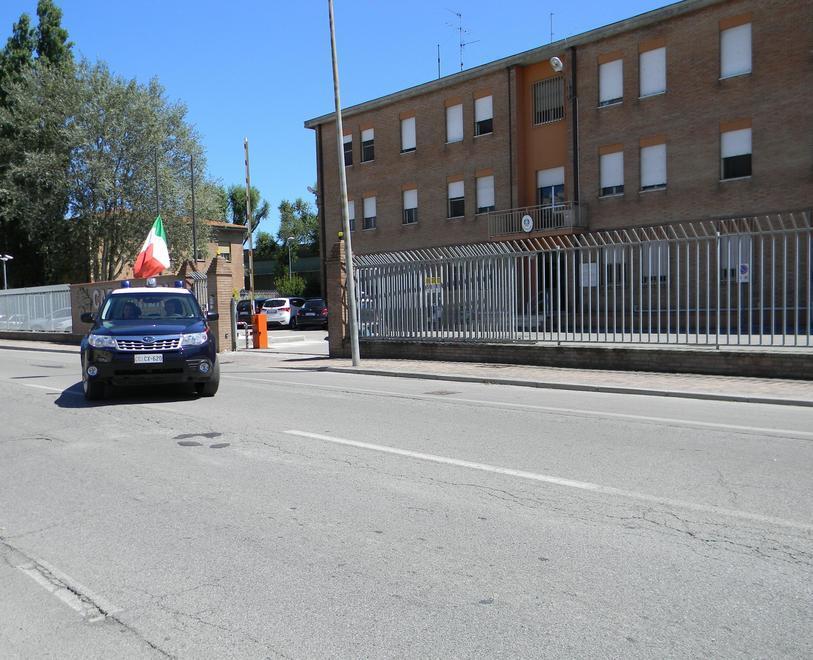 Rompe un braccio all’anziana madre