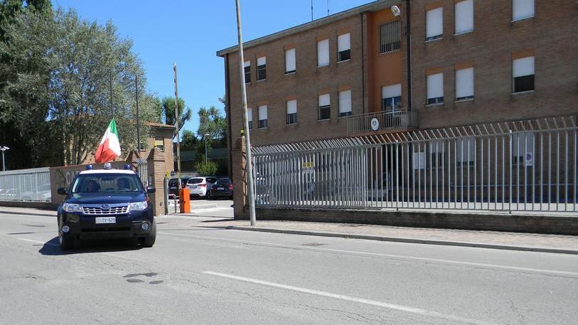 Rompe un braccio all’anziana madre