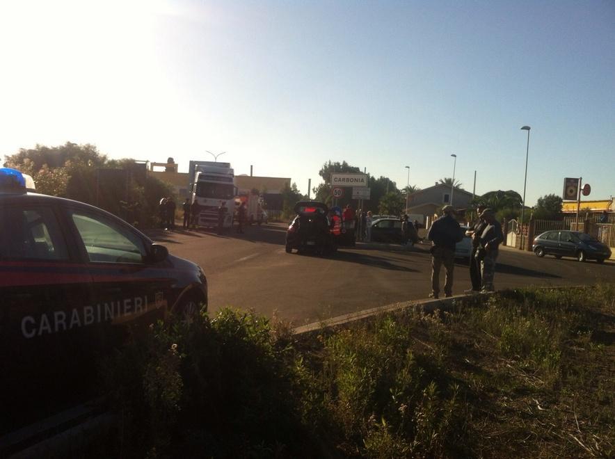 Si appoggia al camion che parte: ciclista muore schiacciato 