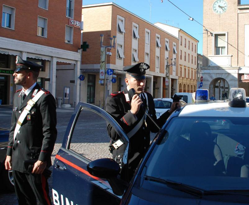 Scorge le ladre e le mette in fuga 