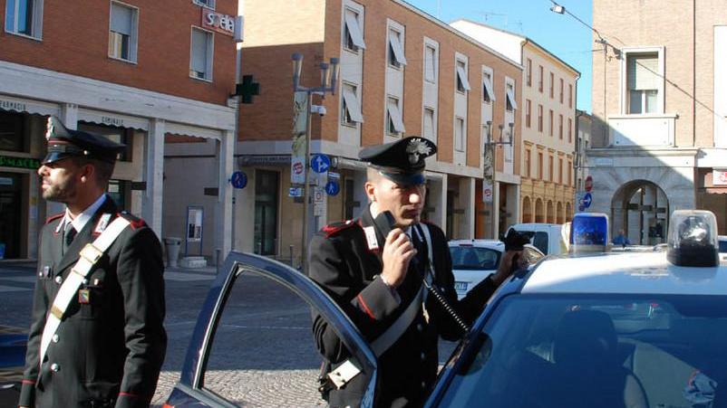 Scorge le ladre e le mette in fuga