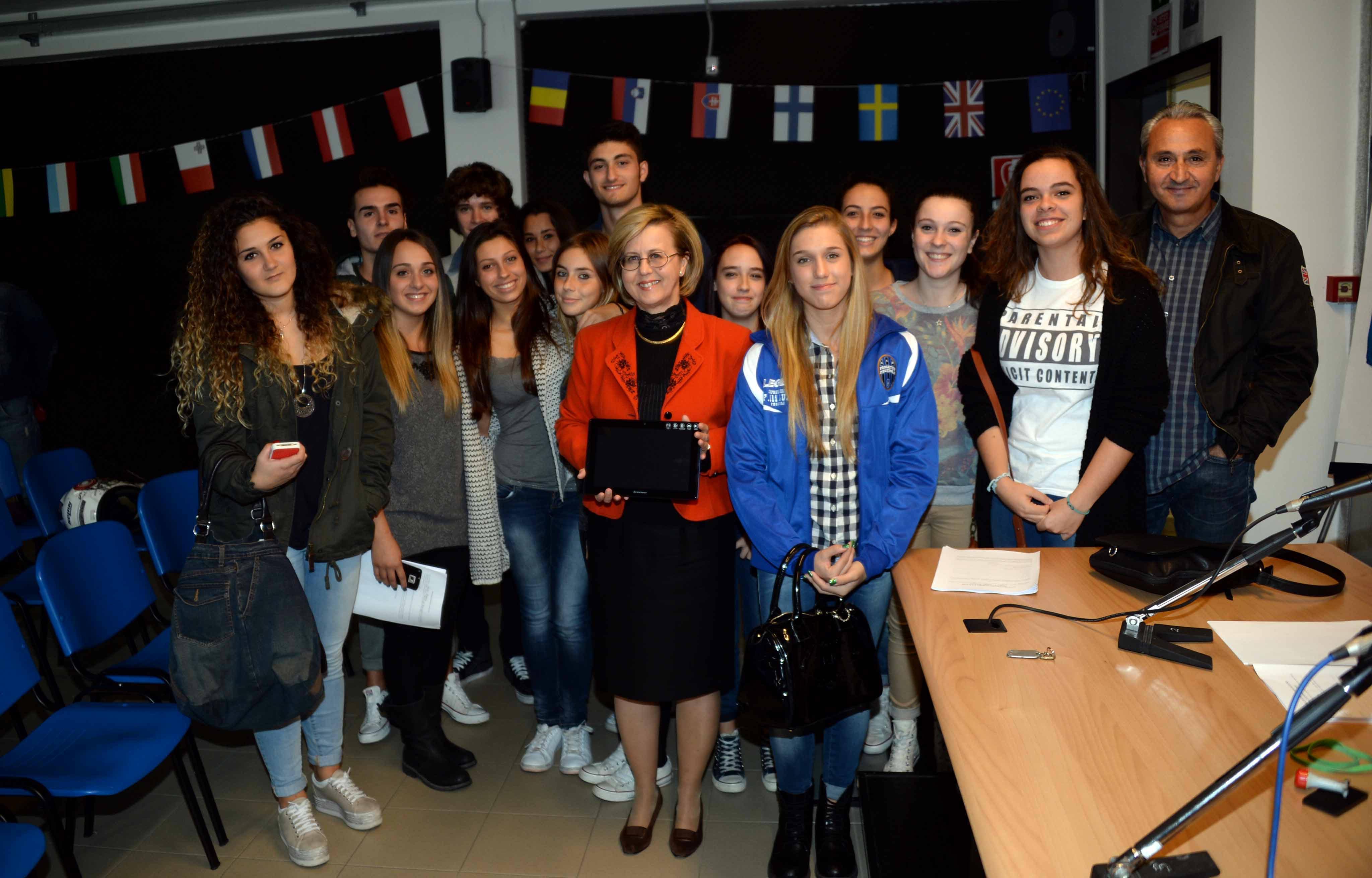 Alcuni degli studenti che hanno ricevuto il tablet (foto Franco Silvi)
