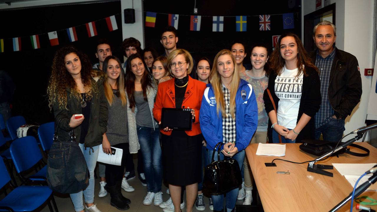 Alcuni degli studenti che hanno ricevuto il tablet (foto Franco Silvi)