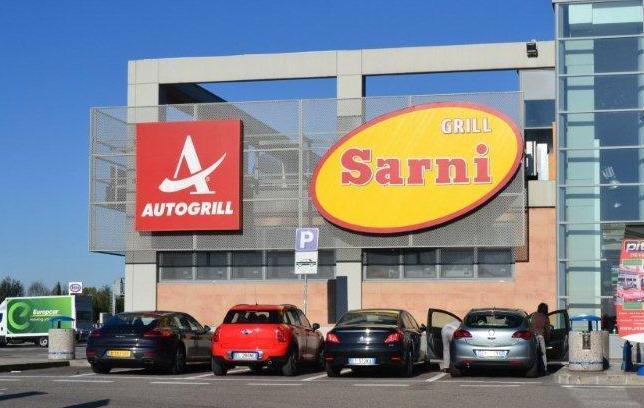 Il cassiere dell’autogrill si intascava il conto 