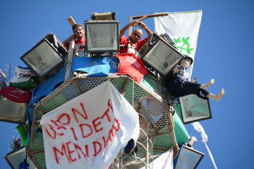 Meridiana, dai dipendenti sulla torre appello a Renzi