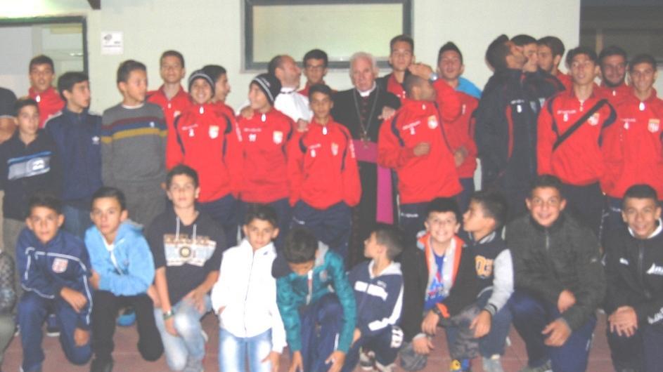 Monsignor Meloni saluta i giovani della Torres