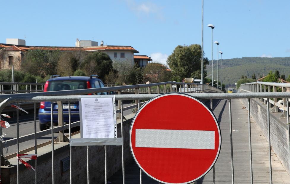 Chiuse le passerelle del ponte di Fertilia 
