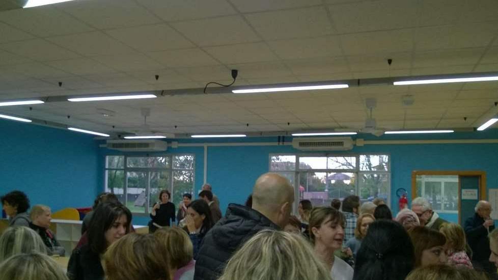 Riaperto l’asilo e il paese fa festa assieme ai bimbi