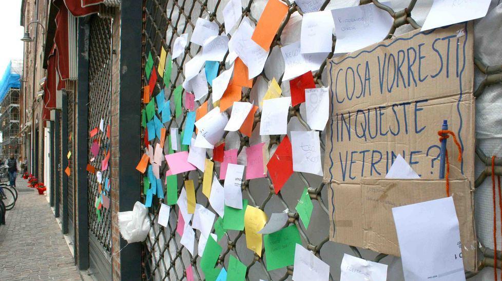 Sulle vetrine chiuse di Pesaro idee, pensieri e turpiloquio