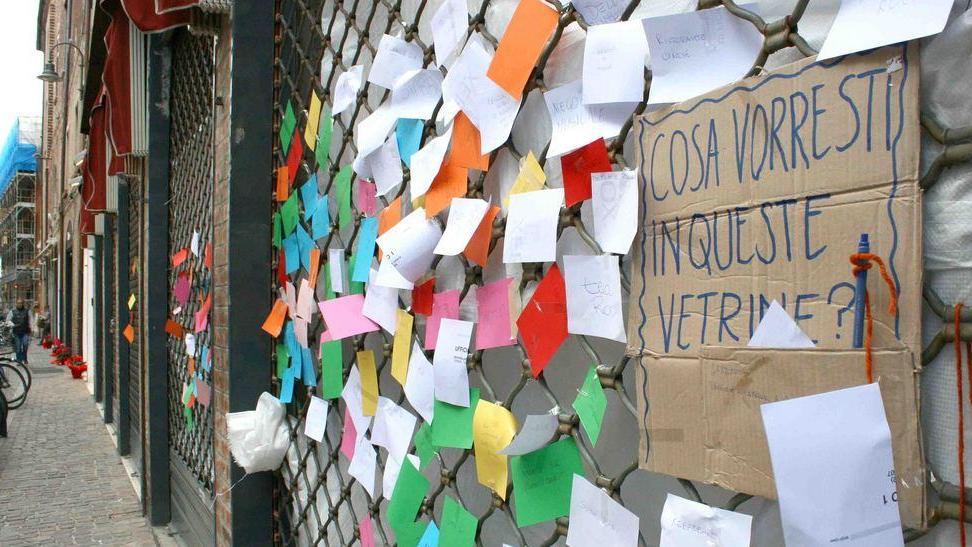 Sulle vetrine chiuse di Pesaro idee, pensieri e turpiloquio