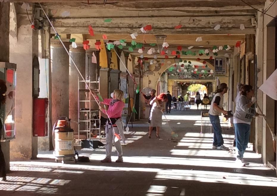 I negozianti ripuliscono il portico di piazza Unità d’Italia