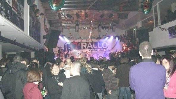 Gran folla al Corallo per la festa amarcord nata su Facebook