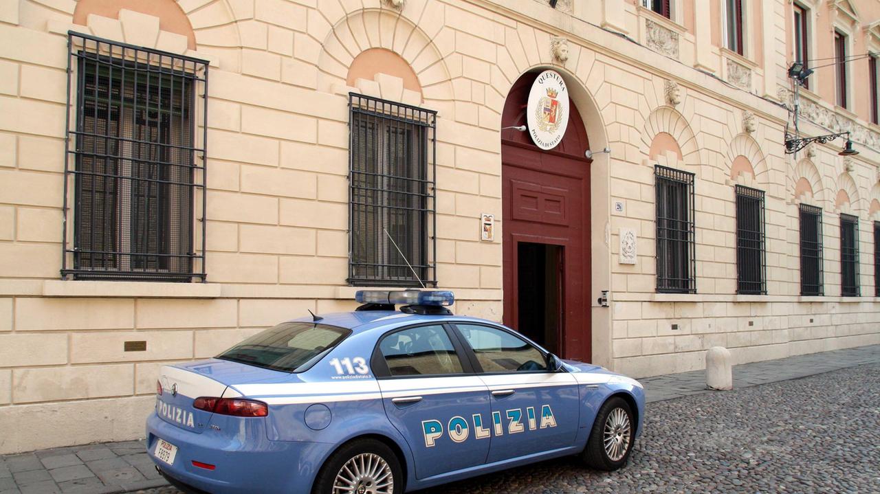 Un'auto della polizia davanti alla questura