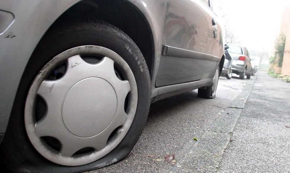 Nel mirino dei vandali gomme e specchietti