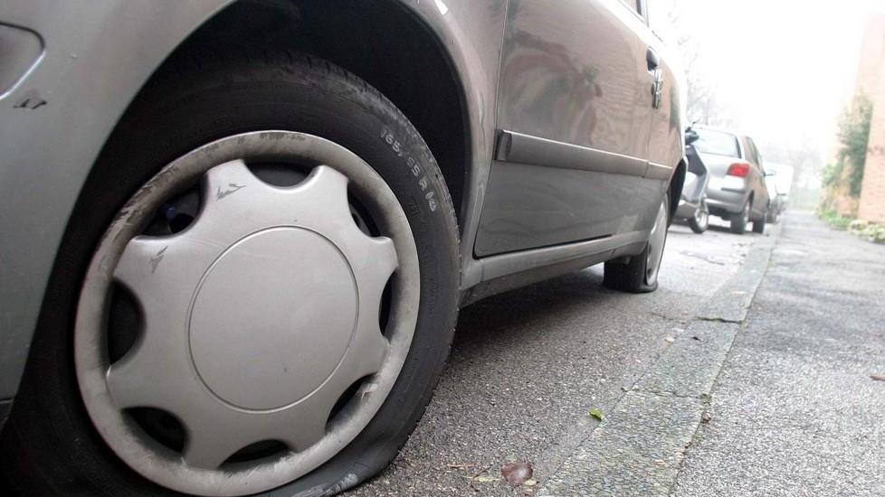 Nel mirino dei vandali gomme e specchietti