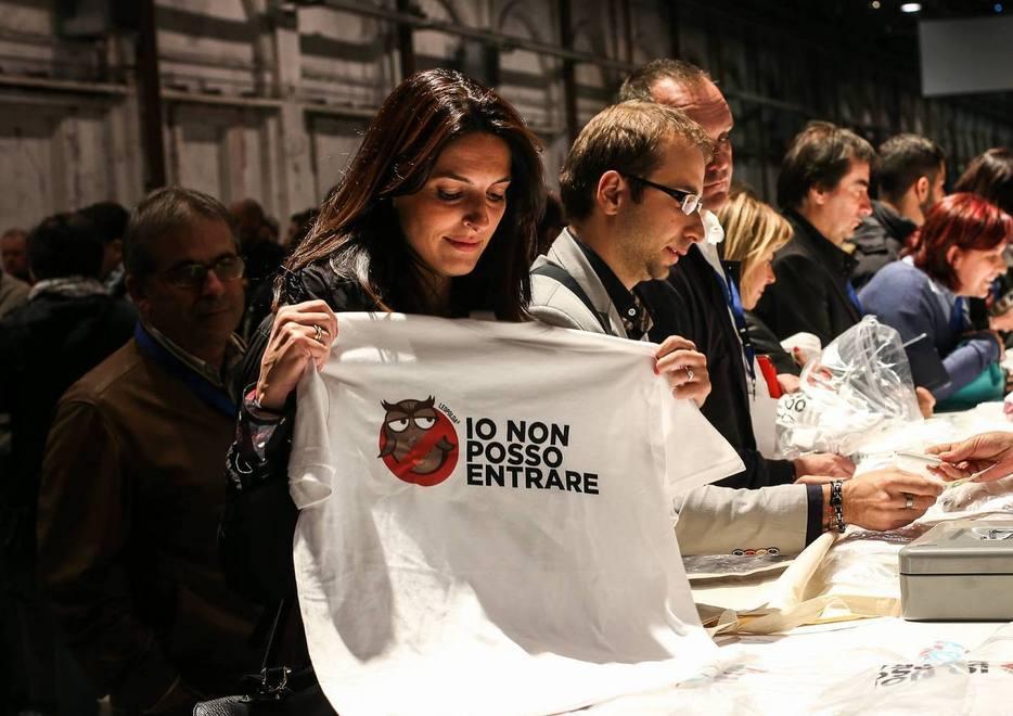Le magliette anti-gufi esaurite a metà giornata