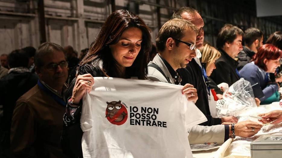 Le magliette anti-gufi esaurite a metà giornata