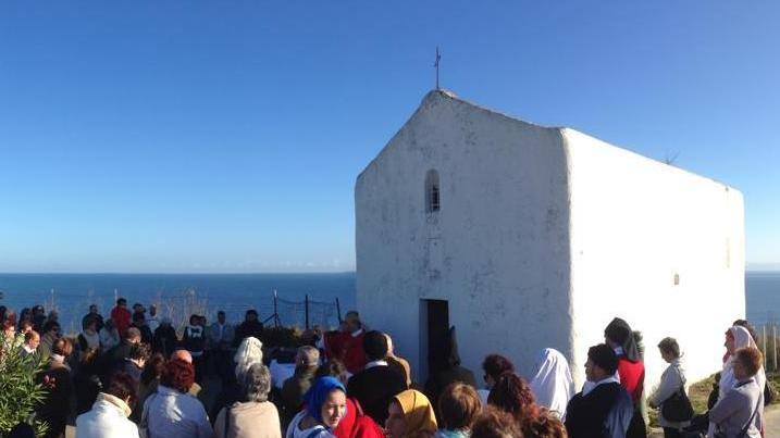 San Gavino, messa e benedizione di fronte al mare 
