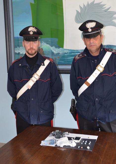 Spaccio di droga, due persone in manette