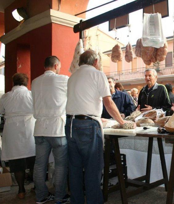 Domenica dedicata al riuso con il mercatino in piazza