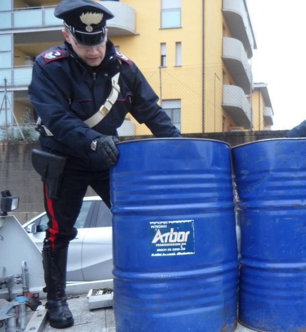 Succhiano mille litri di gasolio ma sono costretti alla fuga