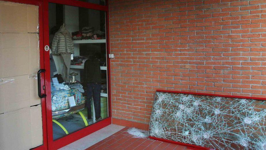 «Ennesimo furto, basta chiudo l’attività»