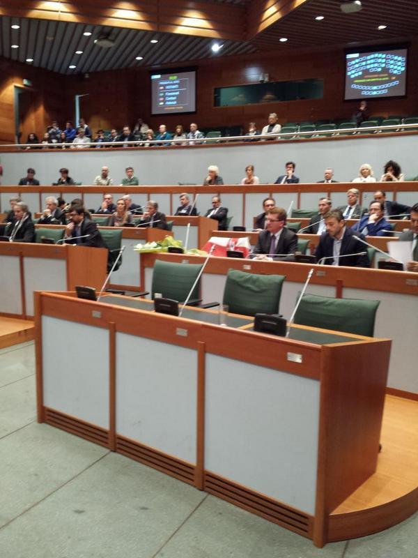 Il banco di Mauro Manfredini con le rose e la bandiera della Lega