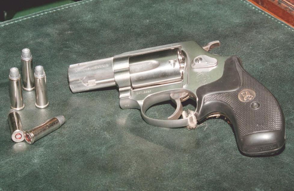 In cucina nascondeva una Smith &amp; Wesson, arrestato 
