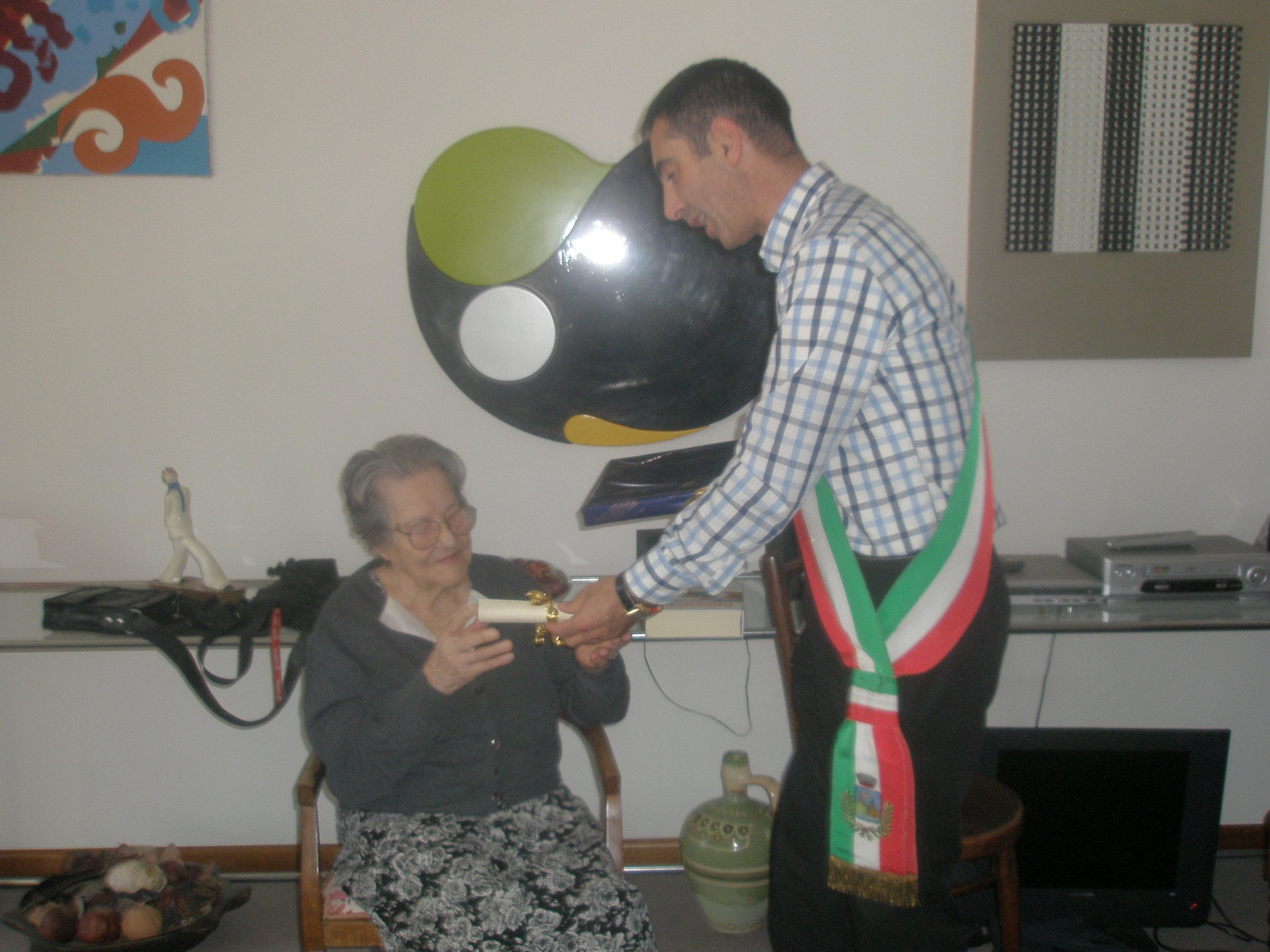 Zia filomena Marongiu riceve gli auguri per i 110 anni