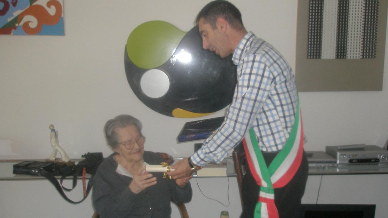 Zia filomena Marongiu riceve gli auguri per i 110 anni