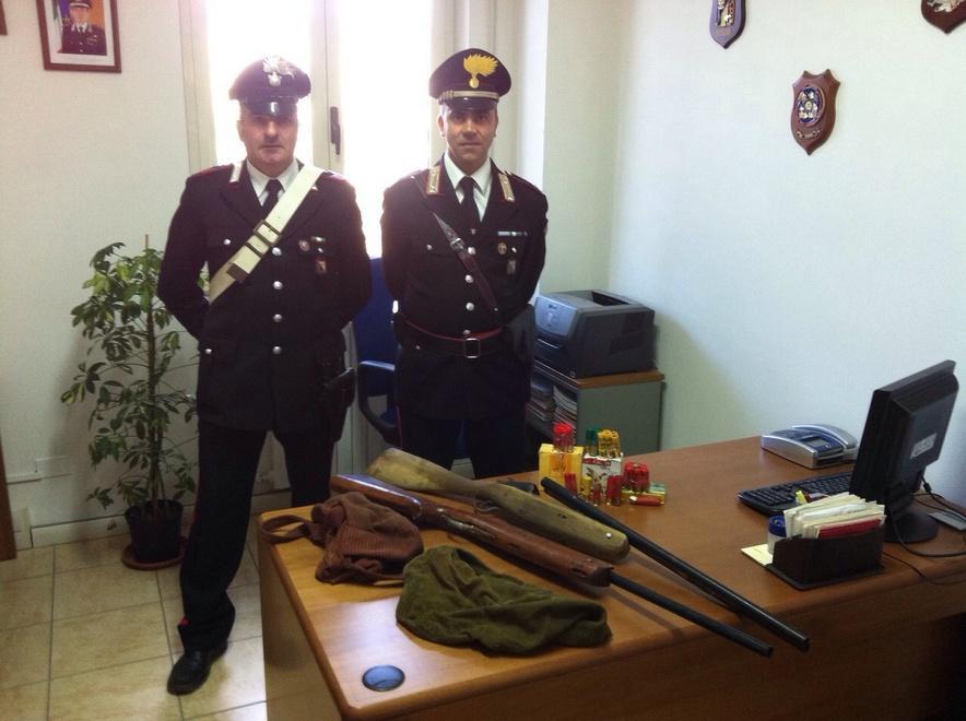 Fucili artigianali e munizioni sotto casa, pensionato in manette 