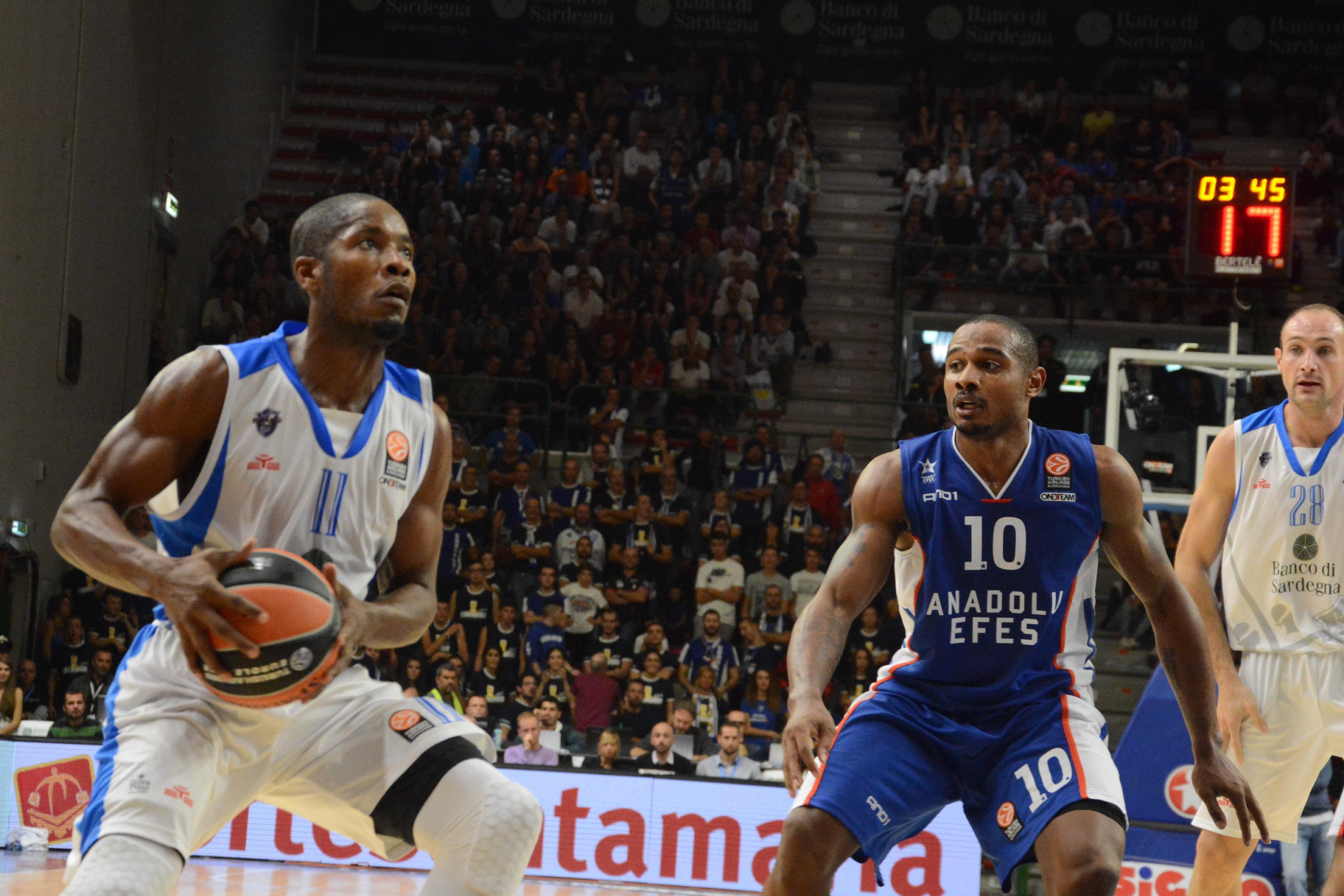 Jerome Dyson in azione contro l'Efes Istanbul al Palaserradimigni
