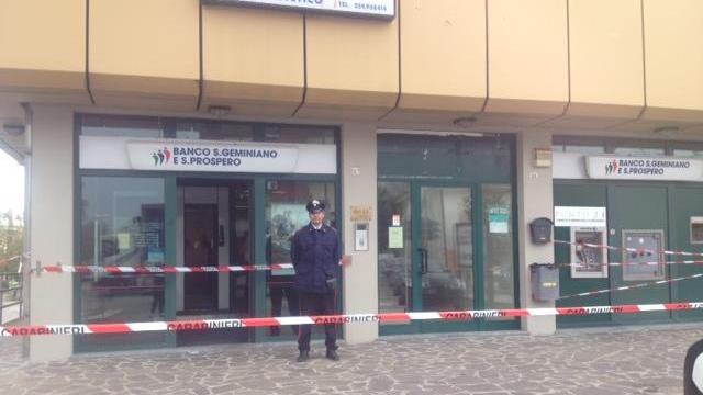 I carabinieri davanti alla filiale della San Geminiano di San Prospero