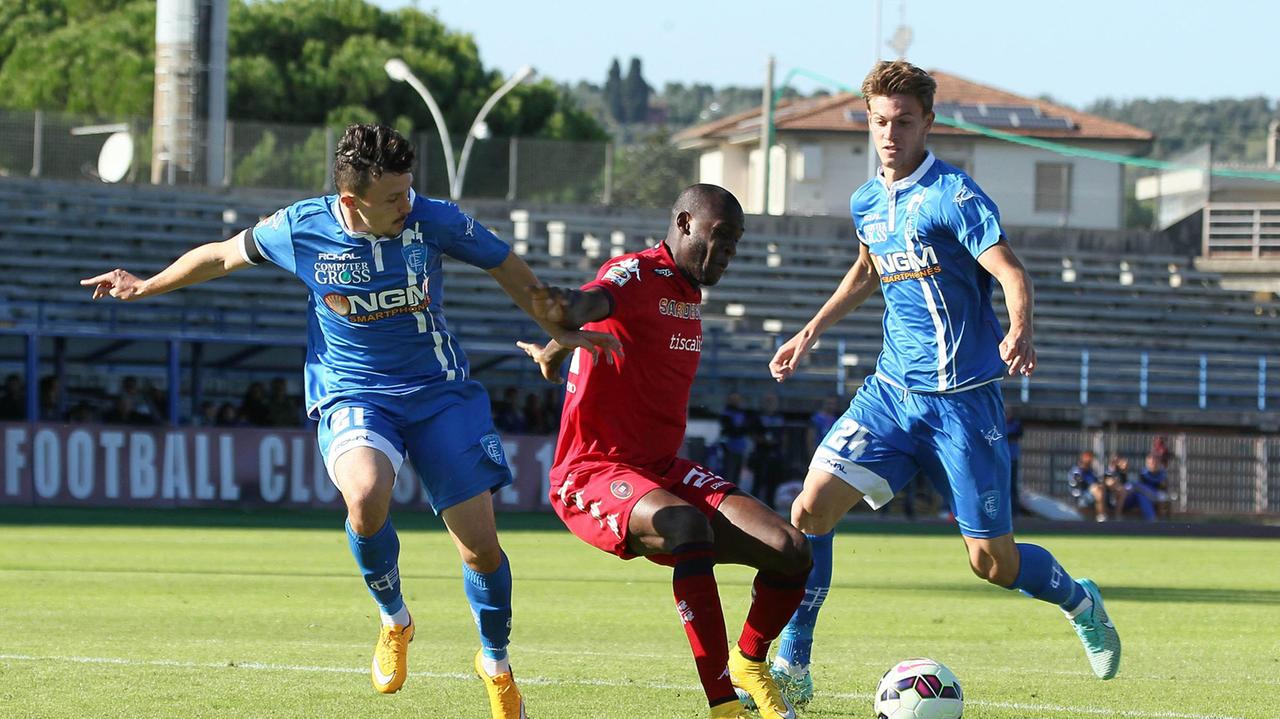 Godfred Donsah circondato dagli avversari nella gara stravinta dai rossoblù a Empoli