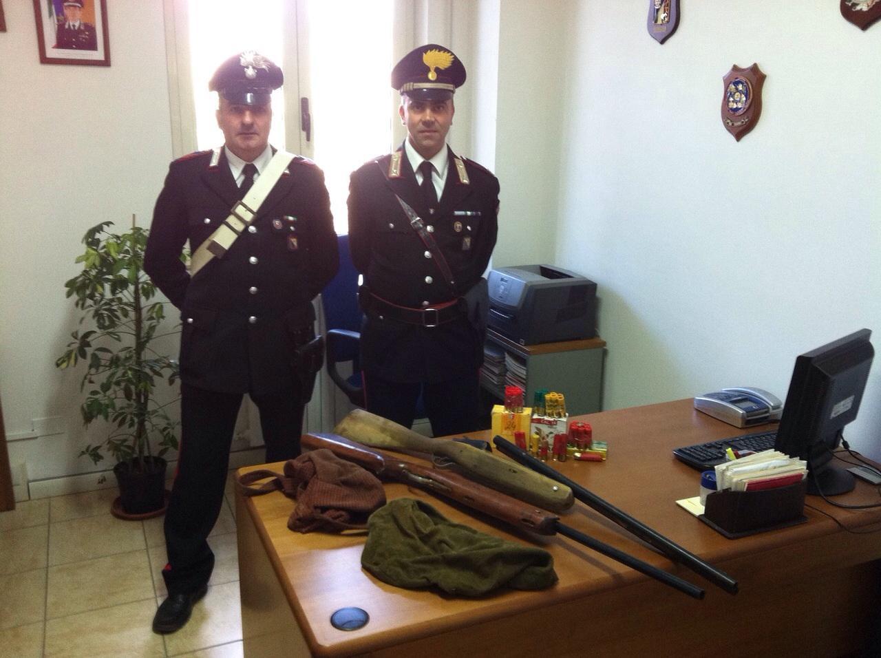I due fucili recuperati dai carabinieri di Santadi