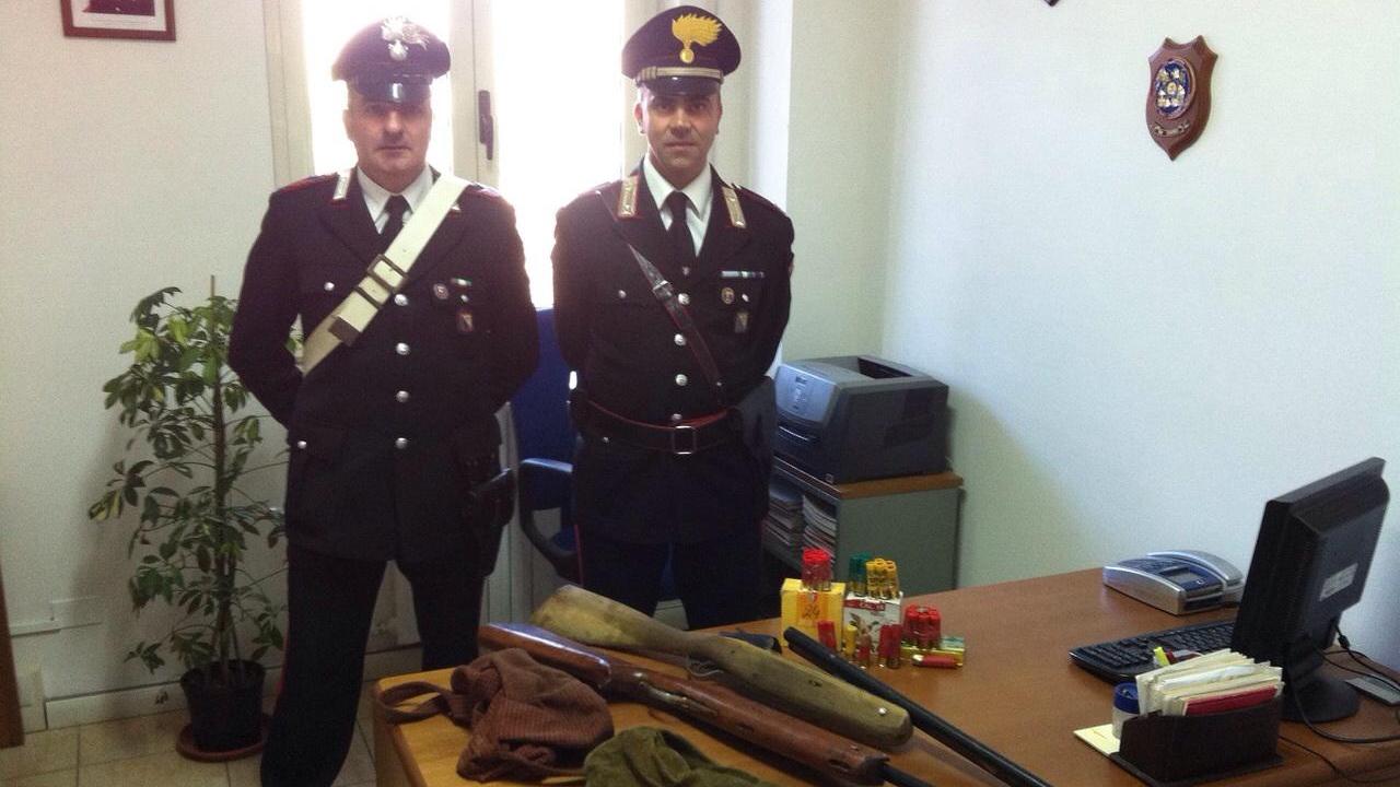 I due fucili recuperati dai carabinieri di Santadi