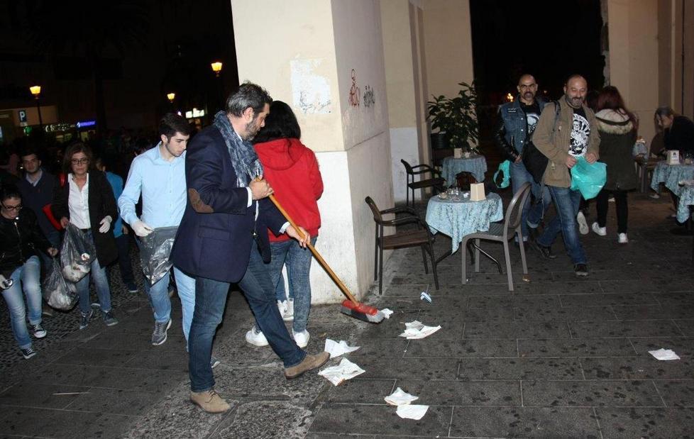 Una pattuglia in campo per pulire le piazze 