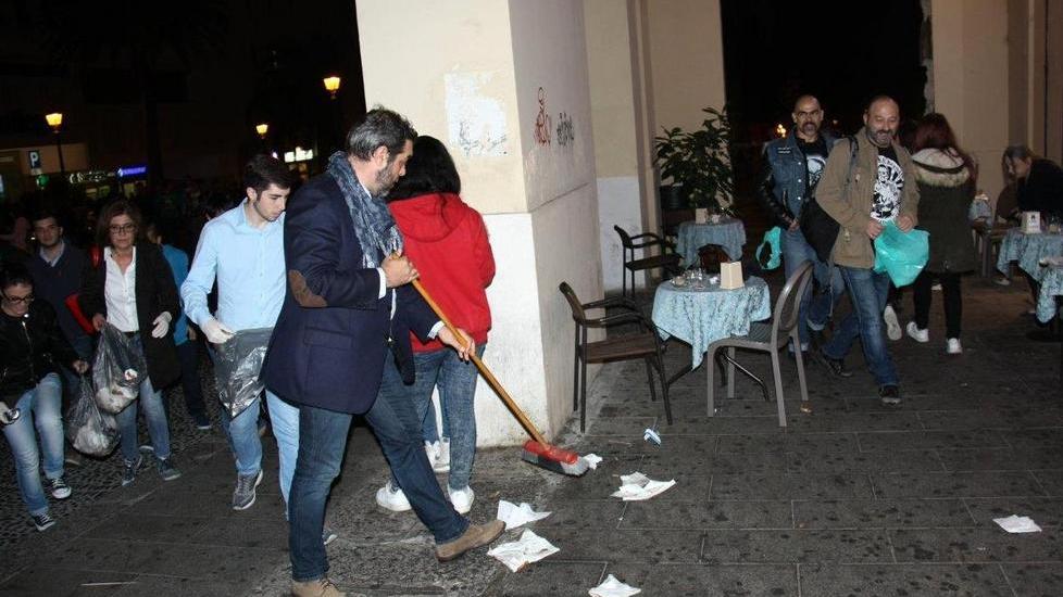 Una pattuglia in campo per pulire le piazze