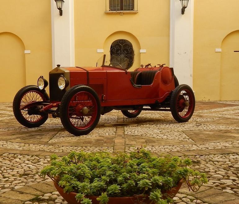 Un’auto storica ferrarese a Penne 