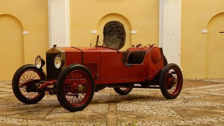 Un’auto storica ferrarese a Penne