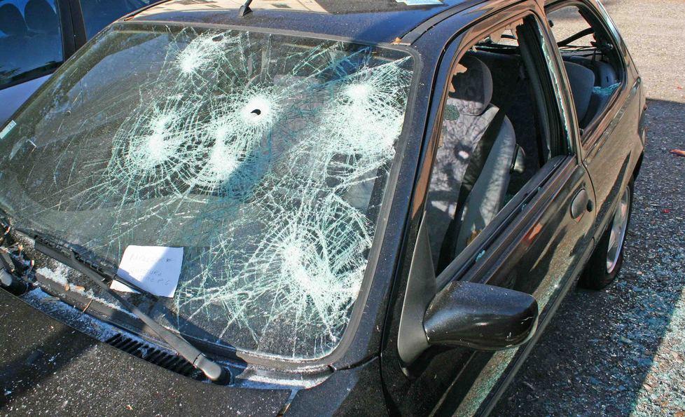 Vendetta a martellate Distrugge l’auto in sosta 