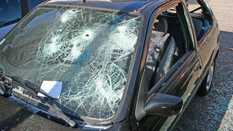 Vendetta a martellate Distrugge l’auto in sosta