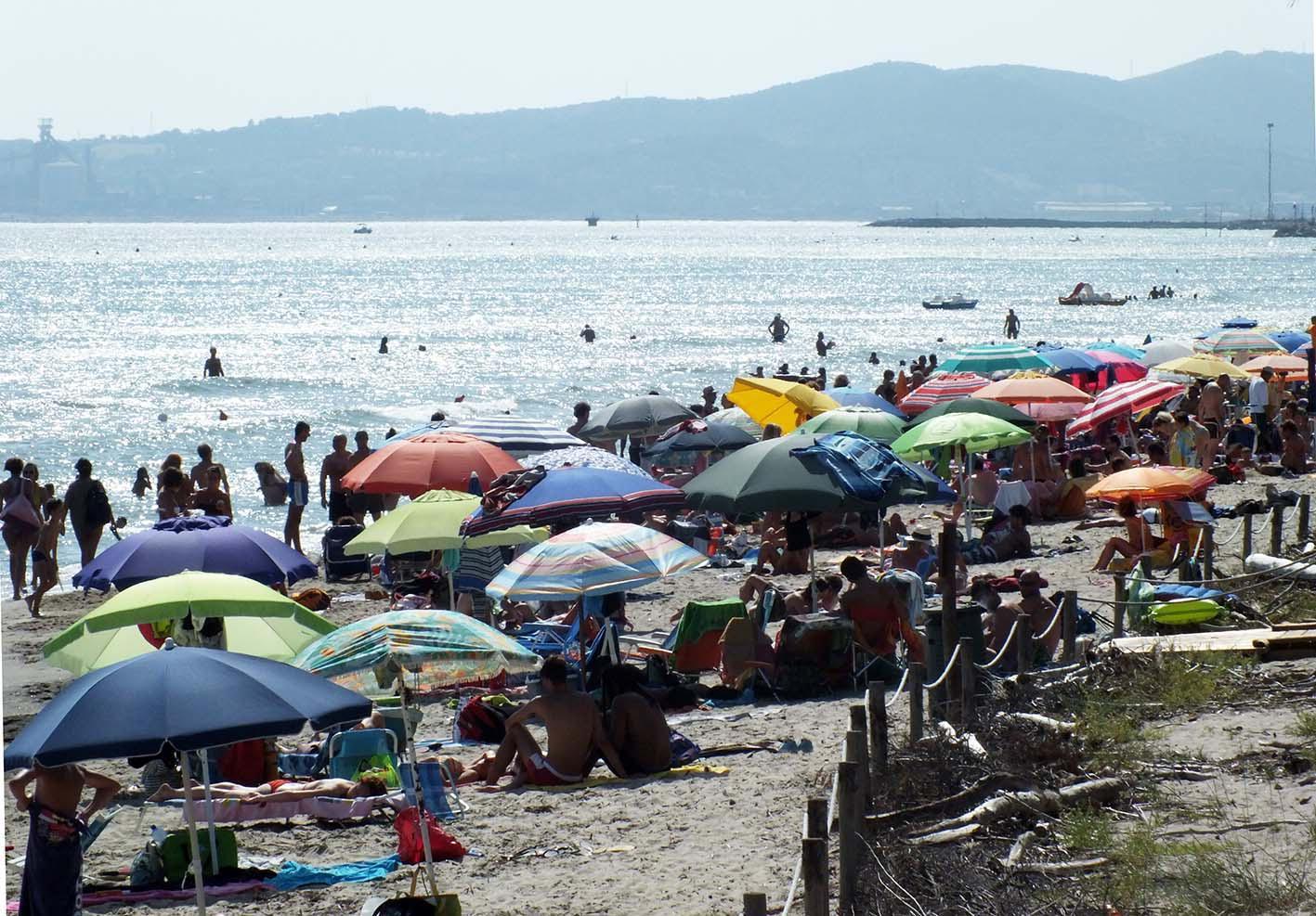 La Costa Est affollata di turisti (foto Paolo Barlettani)