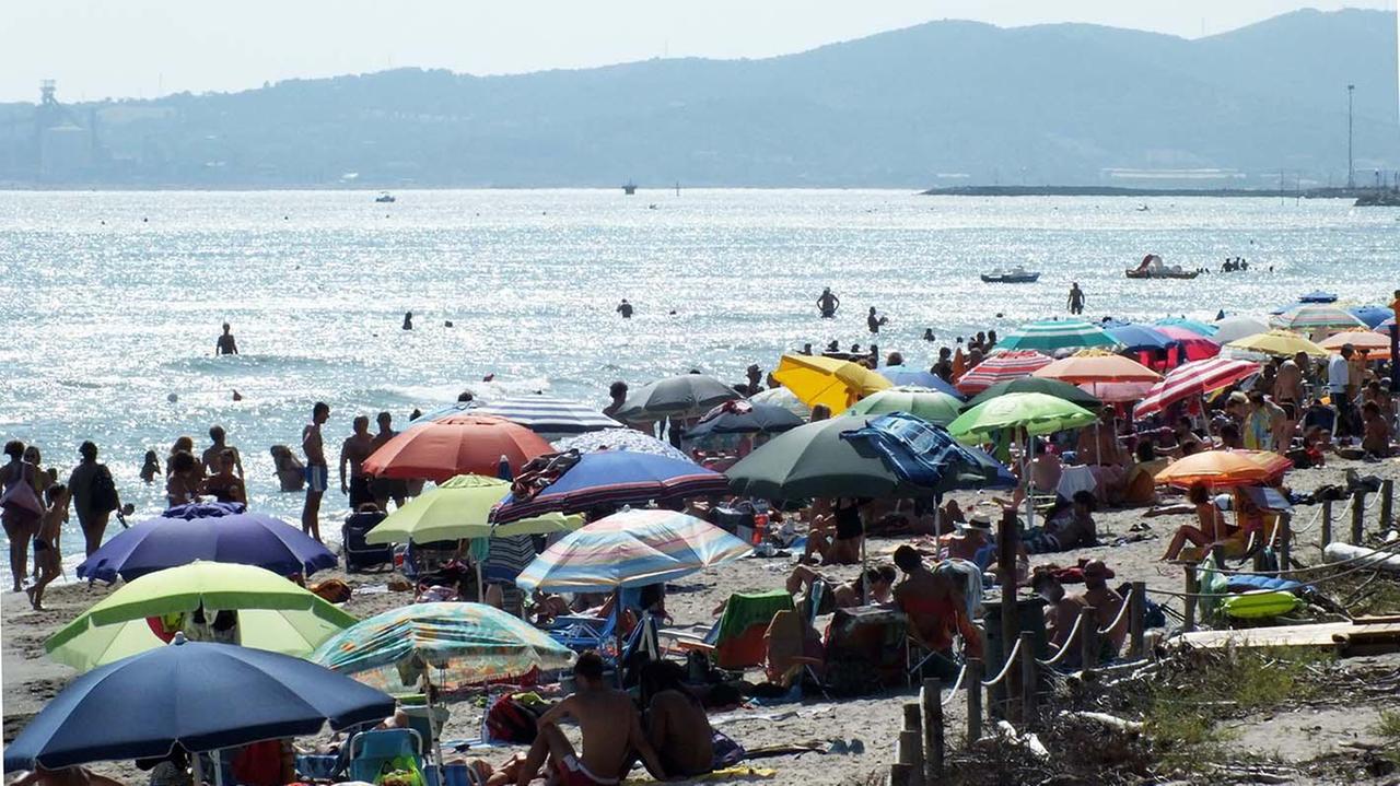 La Costa Est affollata di turisti (foto Paolo Barlettani)