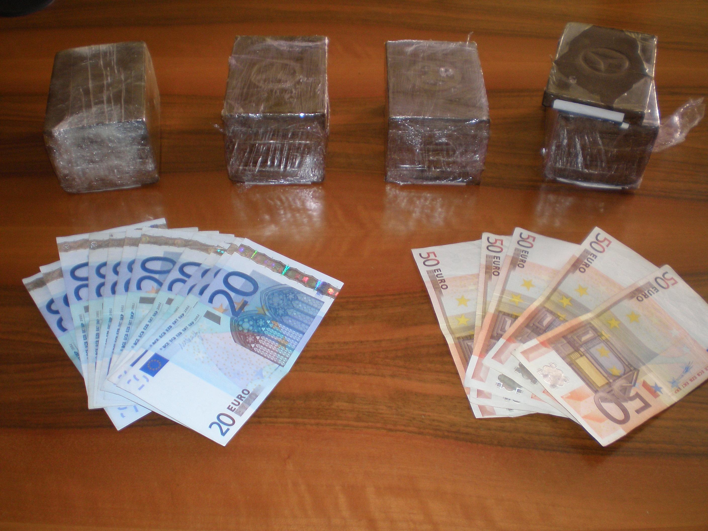 La droga e i soldi sequestrati dai carabinieri