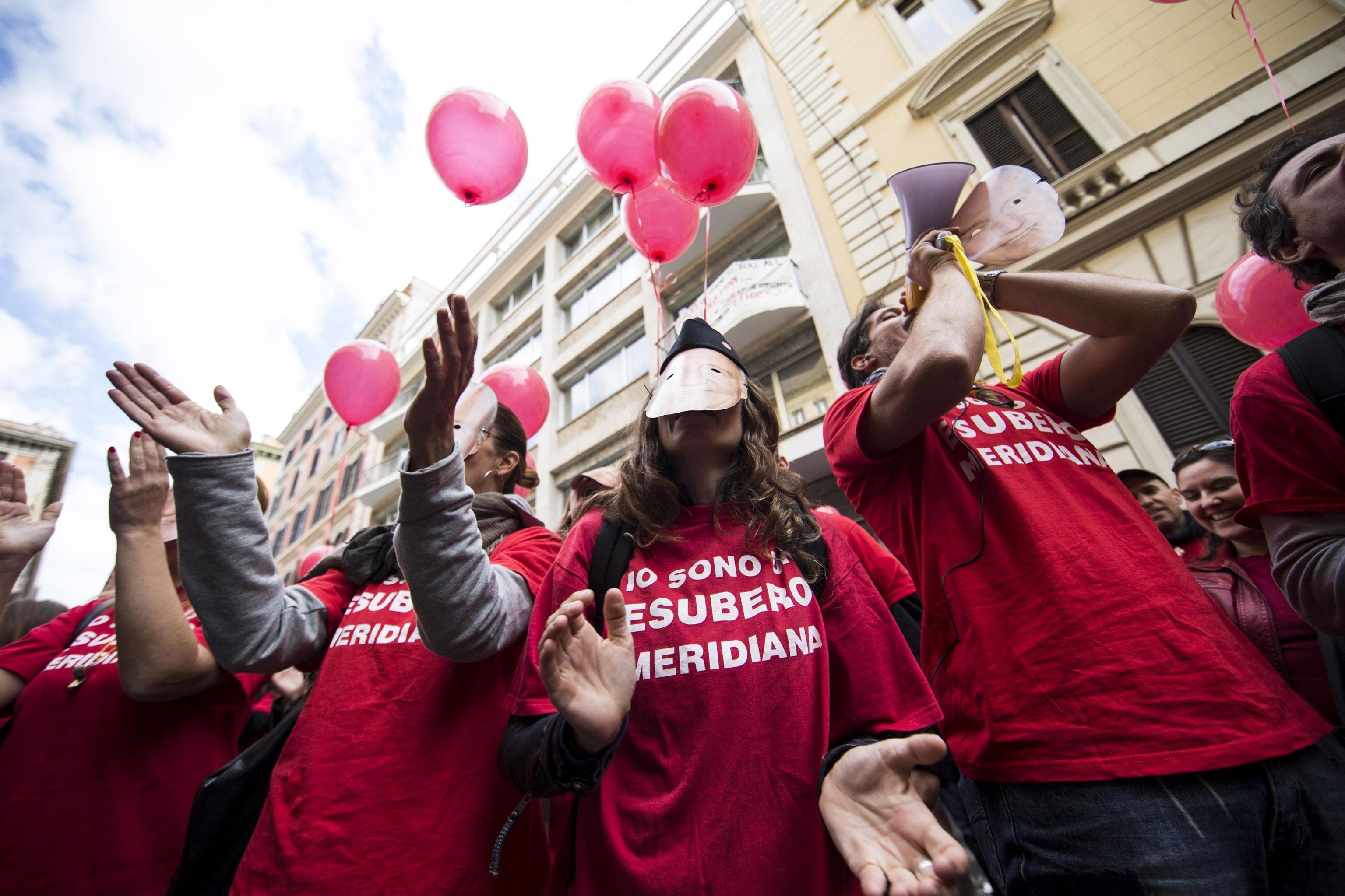 Un momento della manifestazione dei lavoratori Meridiana davanti al ministero a Roma