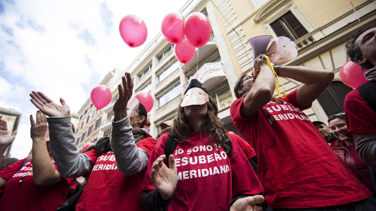 Un momento della manifestazione dei lavoratori Meridiana davanti al ministero a Roma
